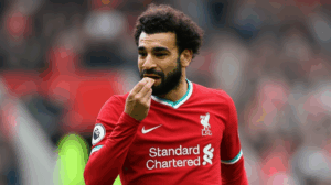 Nyam! Momen Salah Ngemil saat Cuma Jadi Penonton di Anfield